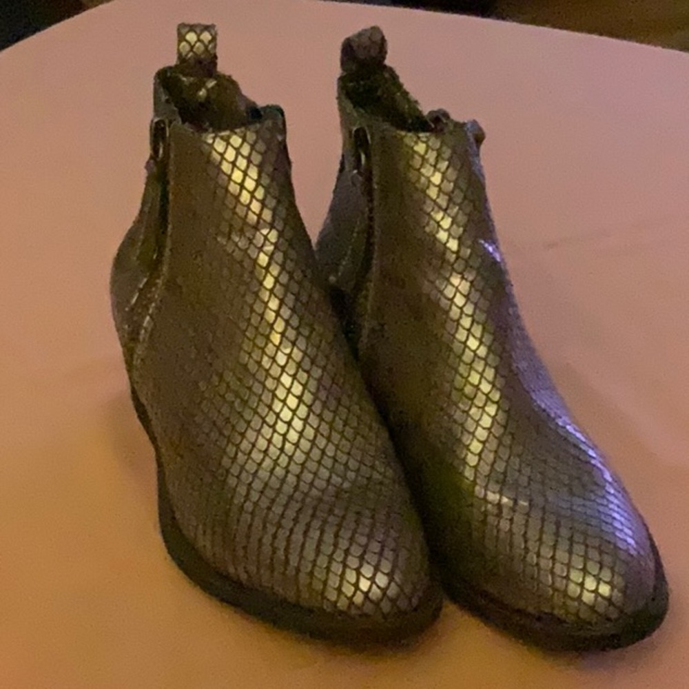 Very silver/brownish croc 2IN heels size 6.5 perfect condition